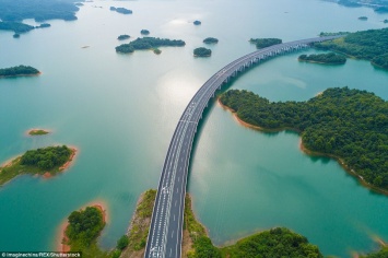А где-то есть дороги и мосты: самая живописная 60-километровая трасса построена в Китае
