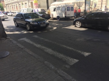 На пешеходном переходе в Одессе велосипедист сбил женщину: потерпевшая в больнице