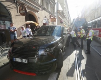 В Праге вручную двигали джип на украинских номерах, чтобы дать проезд трамваям (фото)