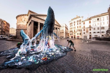 В Риме активисты Гринписа устроили необычную акцию в защиту китов