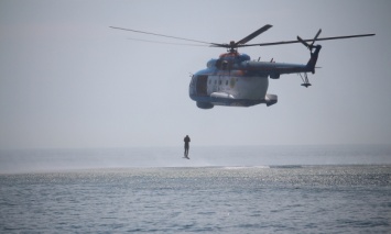 Учения Sea Breeze в Одессе: Пограничники отработали прыжки с вертолета в воду (фото)