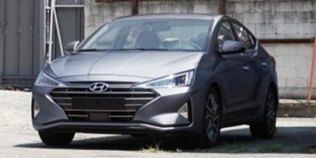 Появились новые фотографии обновленной Hyundai Elantra