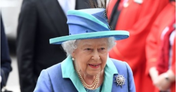 Елизавета II впервые после сообщений об ухудшении здоровья вышла в свет