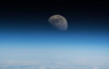 NASA опубликовало снимок Луны, снятой с МКС