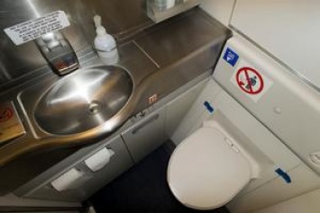 "Лилипутские туалеты": авиакомпании придумали, как заработать больше денег