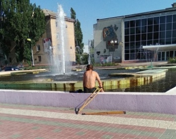 Бомж устроил "банный день" в фонтане на центральной площади (фото)