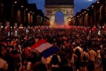 Как в Париже праздновали выход Франции в финал ЧМ-2018. Видео