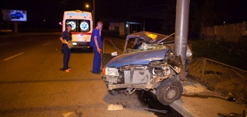 На Набережной Заводской Opel въехал в опору: водитель погиб