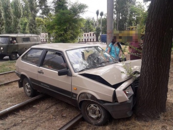 В Заводском районе легковушка врезалась в дерево: пострадал пассажир