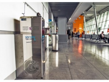 Транзитных пассажиров в главном аэропорту Польши напоят бесплатной водой