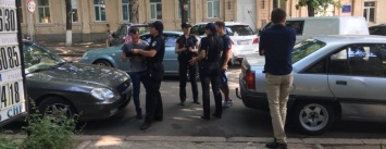 В Николаеве на ул. Адмирала Макарова сотрудники полиции выписывали штрафы водителям неправильно припаркованных автомобилей, - ФОТО