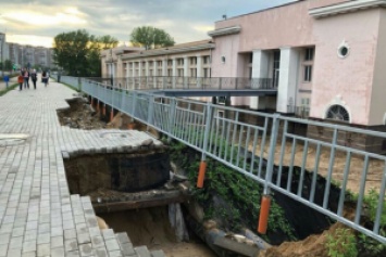 В России дождь разрушил дорогу, построенную к ЧМ: фото, видео