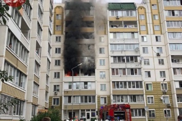 Масштабный пожар под Киевом: горит многоэтажный дом (видео)