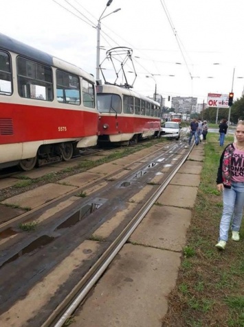 В Киеве на Борщаговке легковушка влетела в трамвай на рельсах (фото)