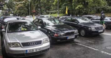 Масштабный протест владельцев авто на еврономерах: остаются под Кабмином до утра