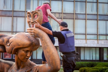 ЧП в Днепре: парень прятался от обидчиков в фонтане