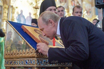 "Силикон со скулы сполз": в сети высмеяли фото Путина