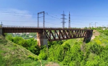 В Запорожье за десятки миллионов отремонтируют старейший мост в стране