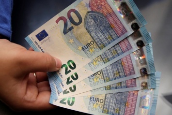 В Украине курс евро перешагнул психологическую отметку