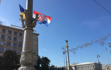 Крещатик запестрел клетчатыми флагами Хорватии. Фото