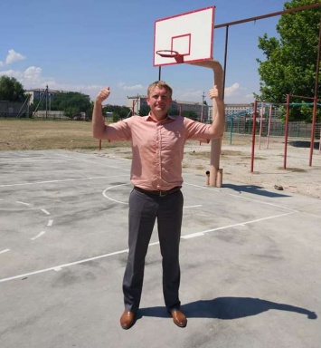 В Геническе обновили баскетбольную площадку
