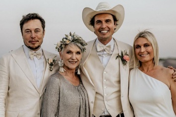 Илон Маск с мамой и друзьями на свадьбе младшего брата: первые фото