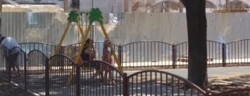 В Детском парке «пропали» две качели и карусель