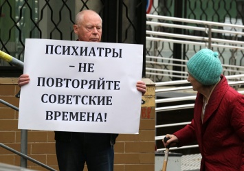 Задержанному за плакат "Путина в императоры!" отменили принудительное лечение