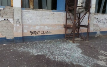 На голову горожанки рухнуло стекло с окна старого завода (ФОТО)