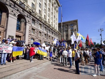 В Киевсовете произошла стычка противников повышения цены проезда на общественном транспорте с охраной