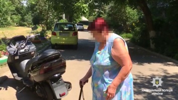 В Одессе пожилая женщина сломала руку после «общения» с мужчиной, который выгуливал собаку на детской площадке
