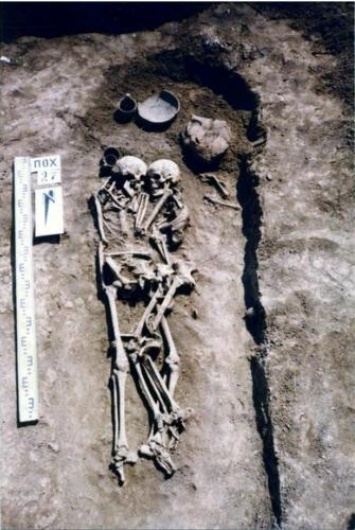 В Украине археологи нашли могилу заживо погребенных влюбленных