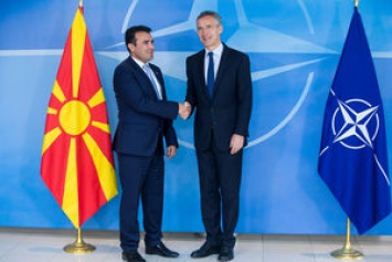 НАТО и Македония подписали документ о переговорах по вступлению страны в Альянс