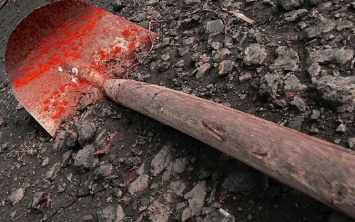 На Херсонщине лопата чуть не лишила жизни молодую женщину