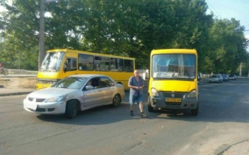 Неудачный разворот посередине дороги: в Шуменском произошло ДТП при участии "Мицубиси" и маршрутки