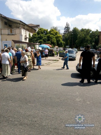 В Первомайске местные жители перекрыли дорогу с требованием не закрывать отделение «Укрпочты» в одном из районов города