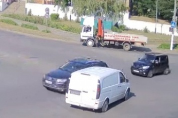Чудеса парковки - водитель грузовика припарковался прямо на перекрестке (видео)