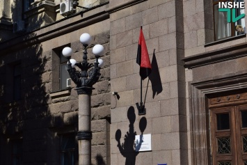 Активисты повесили два красно-черных флага на фасаде здания Николаевского горсовета
