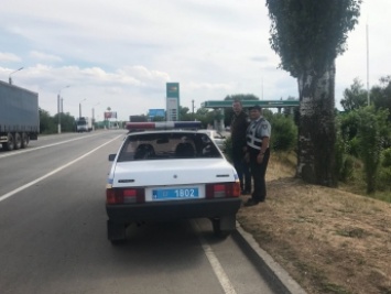 За то, чтобы заехать в Мелитополь днем, водители фур предлагают на блок-посту взятку