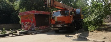 В Мариуполе демонтировали незаконный торговый киоск, - ФОТО