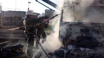 Грузовик сгорел в Харькове (фото)
