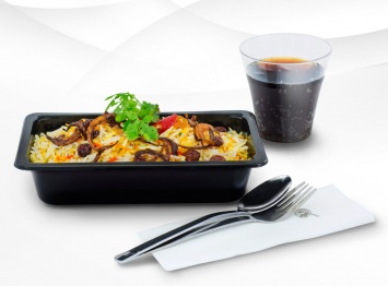 Qatar Airways на четверть увеличила порции горячего питания в эконом-классе