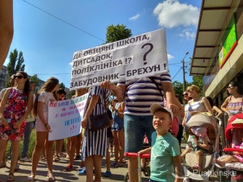 Нет школ и детского сада: жители «Радужного» вышли на митинг. Фото