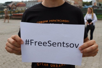 Десятки российских писателей и журналистов поздравили Сенцова с днем рождения