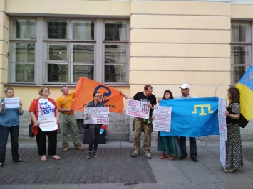 В Петербурге активистку арестовали за пикет в поддержку Сенцова