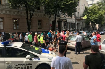 ЧП возле Рады: иномарка сбила протестующего «евробляхера». ФОТО