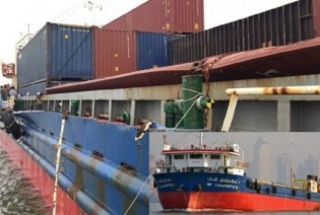 У берегов Таиланда шторм смыл с судна 16 контейнеров (фото)