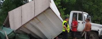 Мариупольский водитель уничтожил баки и помял авто, - ФОТО