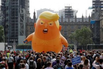 Трамп обиделся на Лондон из-за злого надувного младенца с его лицом, который летает над зданием парламента. Фото