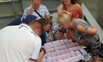 На Днепропетровщине задержали трех взяточников: двух сотрудников суда и заместителя мэра